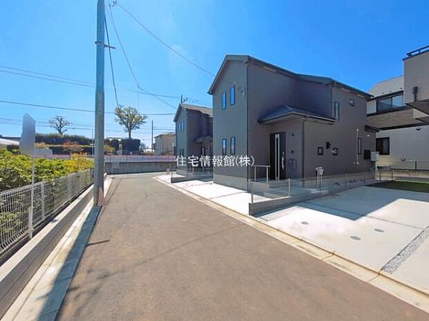 前面道路を含めた現地写真です。