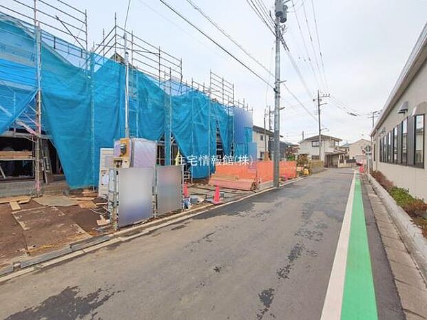 前面道路を含めた現地写真です。