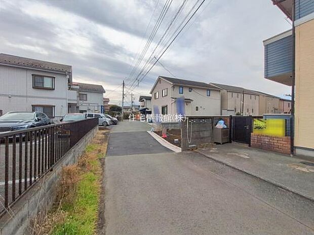 前面道路を含めた現地写真です。