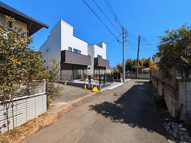 前面道路を含めた現地写真です。