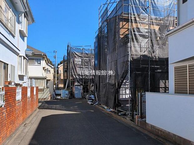 前面道路を含めた現地写真です。