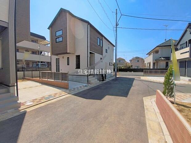 前面道路を含めた現地写真です。