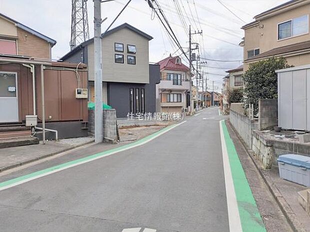 前面道路を含めた現地写真です。