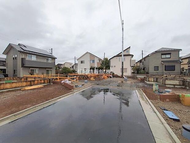 前面道路を含めた現地写真です。