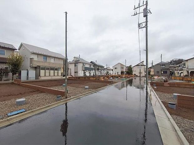 前面道路を含めた現地写真です。