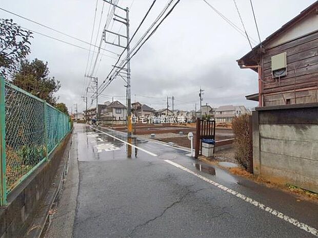 前面道路を含めた現地写真です。