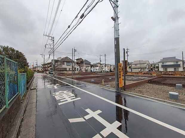 前面道路を含めた現地写真です。