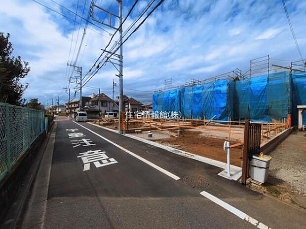 前面道路を含めた現地写真です。