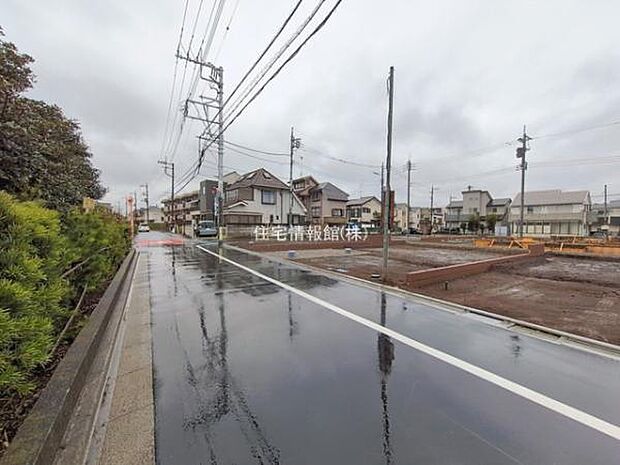 前面道路を含めた現地写真です。