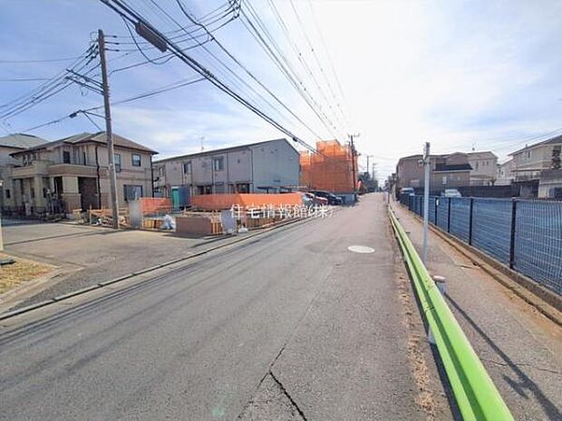 前面道路を含めた現地写真です。