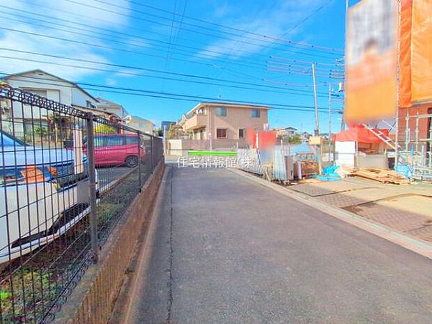 前面道路を含めた現地写真です。