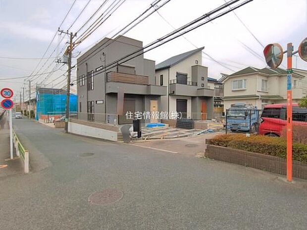 前面道路を含めた現地写真です。