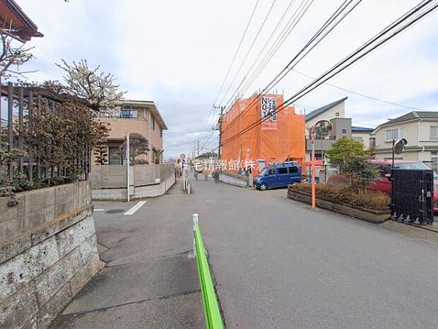 前面道路を含めた現地写真です。