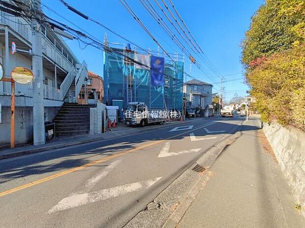 前面道路を含めた現地写真です。