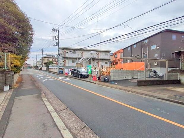 前面道路を含めた現地写真です。