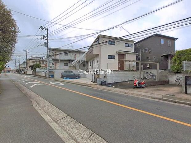 前面道路を含めた現地写真です。