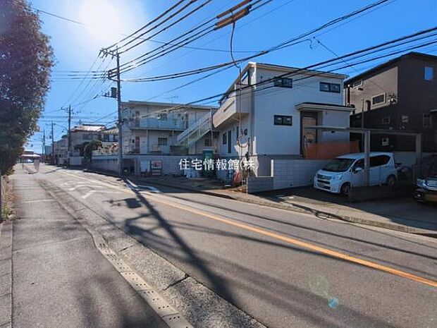 前面道路を含めた現地写真です。