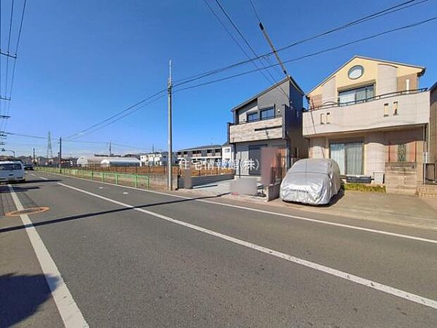 前面道路を含めた現地写真です。