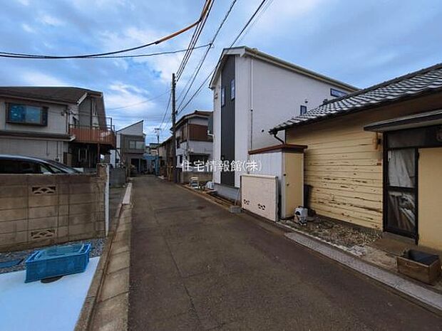 前面道路を含めた現地写真です。