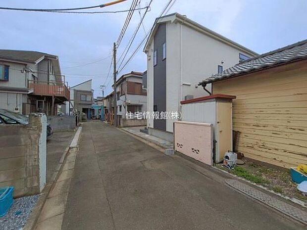 前面道路を含めた現地写真です。