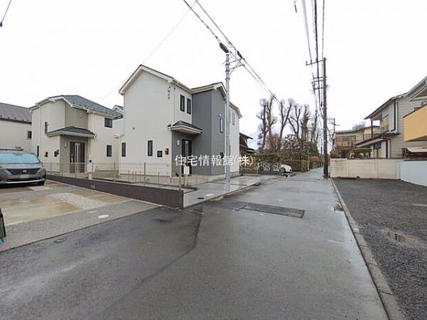 前面道路を含めた現地写真です。