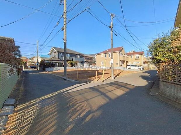 前面道路を含めた現地写真です。