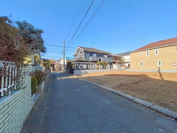前面道路を含めた現地写真です。