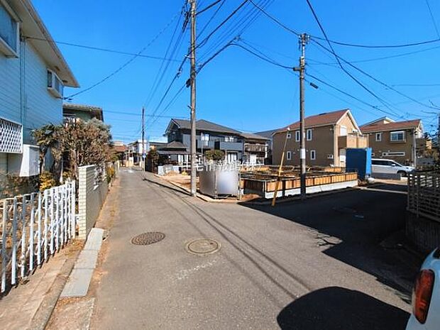 前面道路を含めた現地写真です。