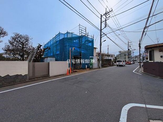 前面道路を含めた現地写真です。