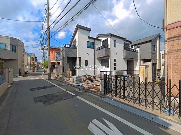 前面道路を含めた現地写真です。