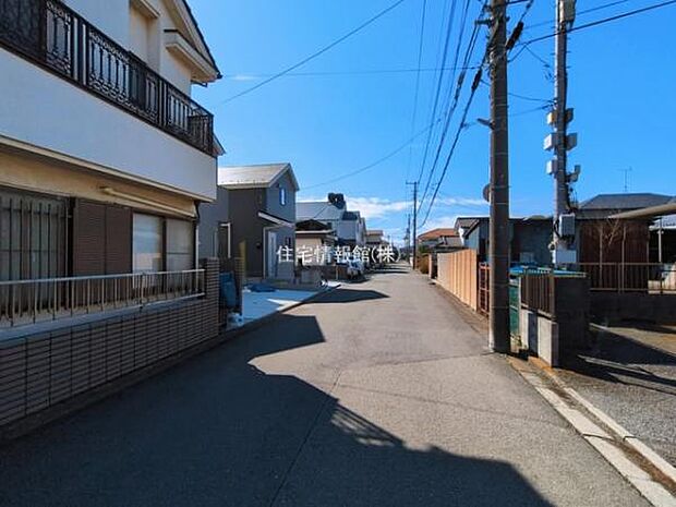 前面道路を含めた現地写真です。