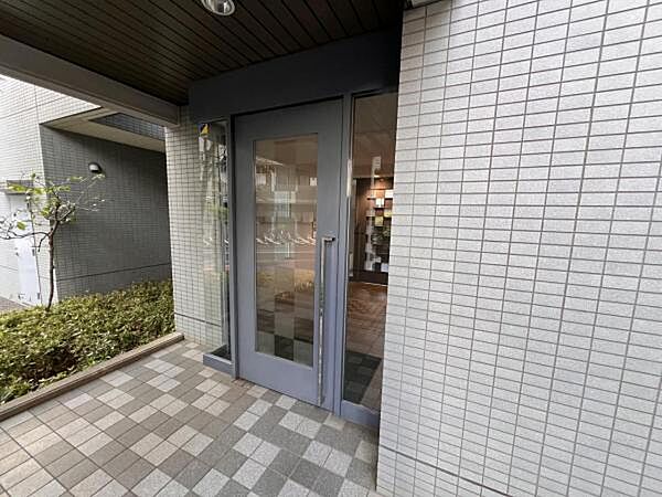 共用玄関があるとセキュリティ面で安心ですね。