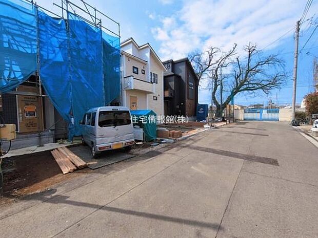 前面道路を含めた現地写真です。