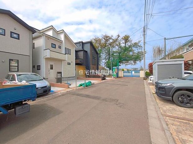 前面道路を含めた現地写真です。