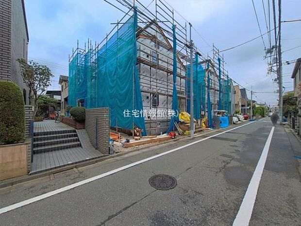 前面道路を含めた現地写真です。