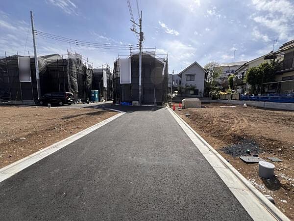 前面道路を含めた現地写真です。