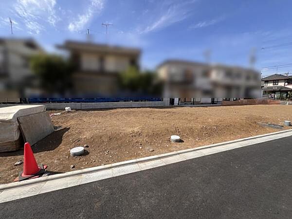 前面道路を含めた現地写真です。