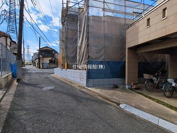 前面道路を含めた現地写真です。