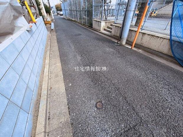 前面道路を含めた現地写真です。