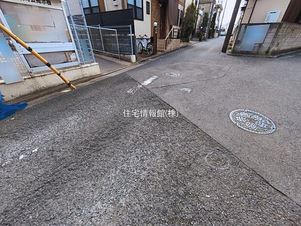 前面道路を含めた現地写真です。