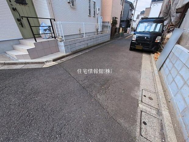 前面道路を含めた現地写真です。