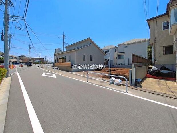 前面道路を含めた現地写真です。