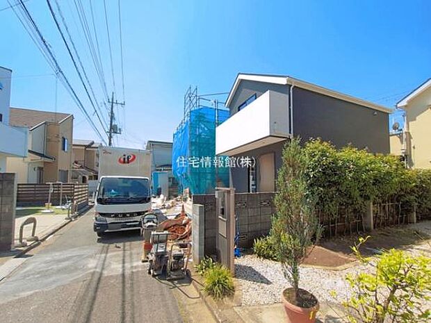 前面道路を含めた現地写真です。