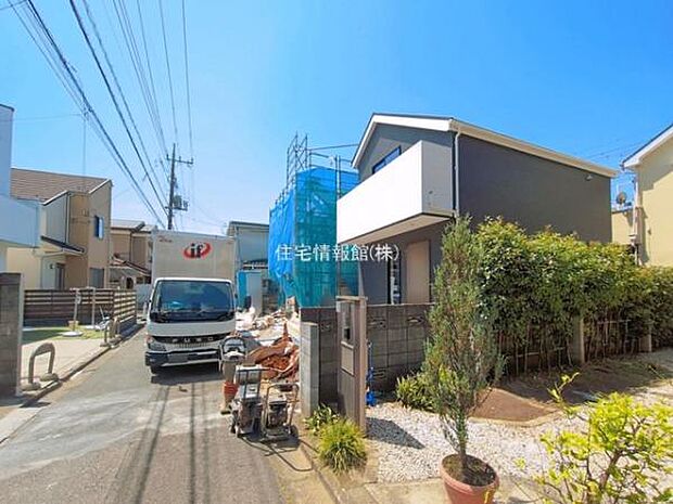 前面道路を含めた現地写真です。