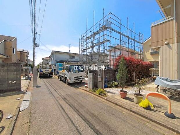前面道路を含めた現地写真です。