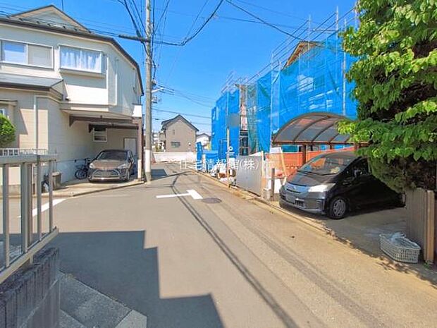 前面道路を含めた現地写真です。