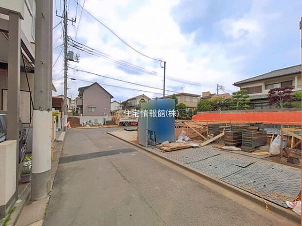 前面道路を含めた現地写真です。