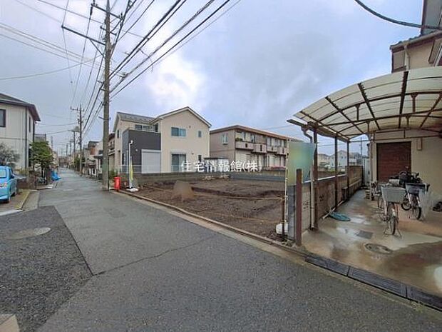 前面道路を含めた現地写真です。