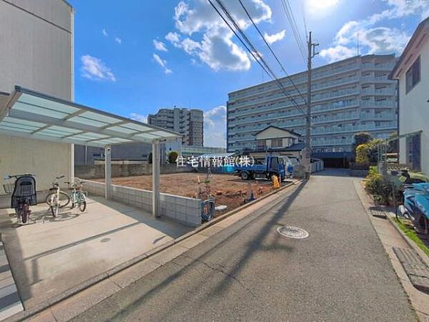 前面道路を含めた現地写真です。