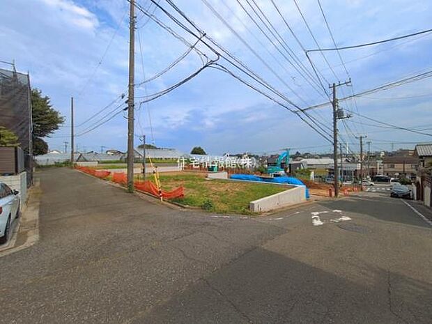 前面道路を含めた現地写真です。